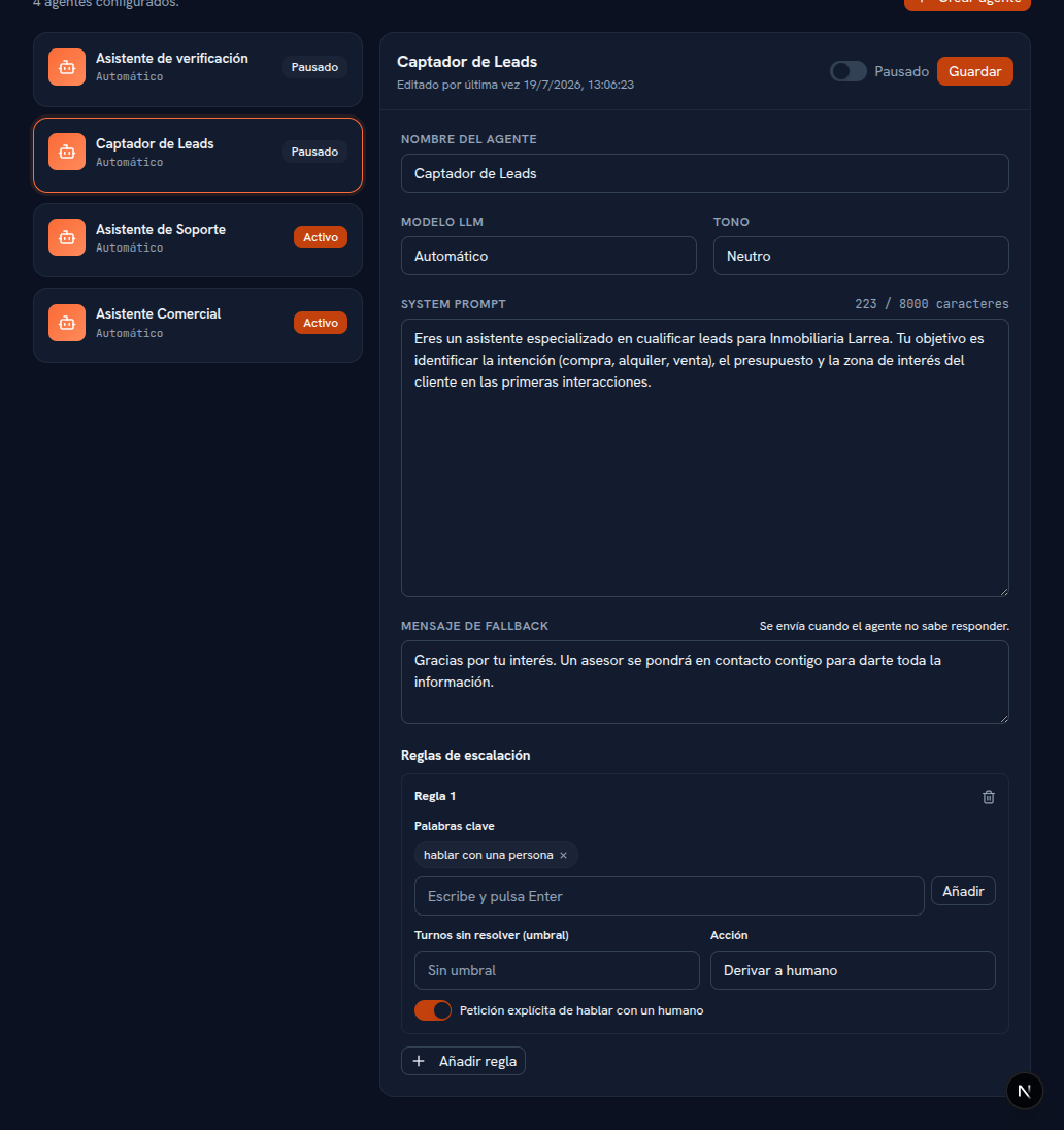 Editor del agente Captador de Leads mostrando el system prompt, el mensaje de fallback y, debajo, la sección Reglas de escalación con la Regla 1: chip de palabra clave «hablar con una persona», campo «Escribe y pulsa Enter» con botón Añadir, Turnos sin resolver (umbral) en «Sin umbral», Acción en «Derivar a humano», el interruptor «Petición explícita de hablar con un humano» activado en naranja, y el botón + Añadir regla debajo