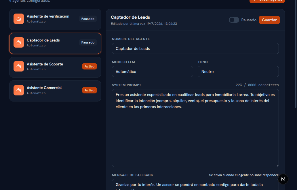 Pantalla de Agentes IA con la lista de agentes configurados a la izquierda (con su estado Activo/Pausado) y, a la derecha, el editor de uno de ellos con su nombre, modelo LLM, tono y el system prompt