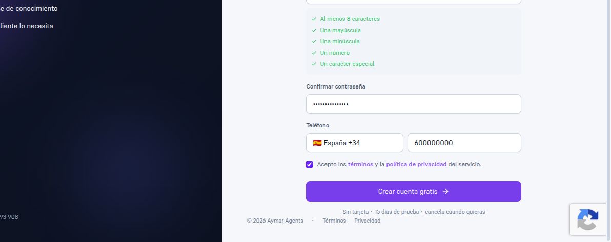 Parte final del formulario de registro: requisitos de contraseña cumplidos, campo Confirmar contraseña, Teléfono con el desplegable de prefijo (España +34) y el número en un campo aparte, la casilla de términos y privacidad, el botón Crear cuenta gratis con el texto «Sin tarjeta · 15 días de prueba · cancela cuando quieras», y el pie con el copyright y los enlaces Términos y Privacidad
