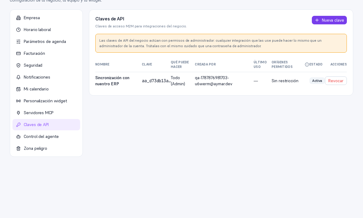 Pantalla Ajustes con la pestaña Claves de API seleccionada en el menú de la izquierda (junto a Empresa, Horario laboral, Parámetros de agenda, Facturación, Seguridad, Notificaciones, Mi calendario, Personalización widget, Servidores MCP, Control del agente y Zona peligro), el aviso «Las claves de API del negocio actúan con permisos de administrador…», el botón Nueva clave y la tabla con columnas Nombre, Clave, Qué puede hacer, Creada por, Último uso, Orígenes permitidos, Estado y Acciones, con una fila «Sincronización con nuestro ERP» y «Todo (Admin)» en Qué puede hacer