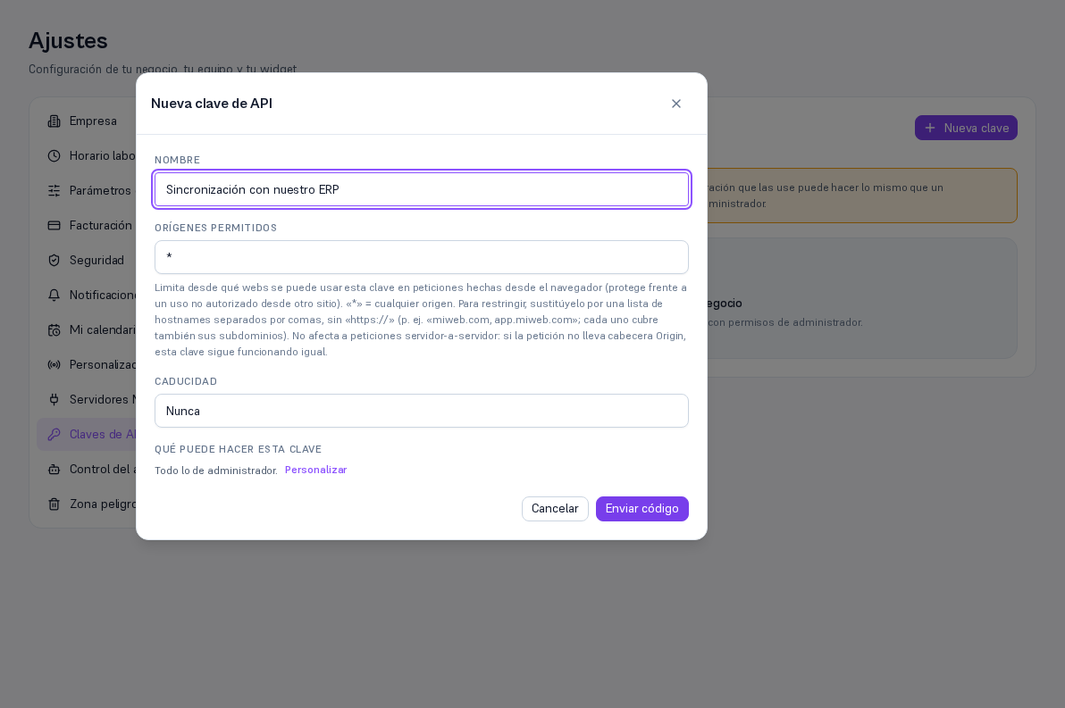 Modal Nueva clave de API con el campo Orígenes permitidos con el valor «» y, debajo, el texto de ayuda completo: «Limita desde qué webs se puede usar esta clave en peticiones hechas desde el navegador (protege frente a un uso no autorizado desde otro sitio). «» = cualquier origen. Para restringir, sustitúyelo por una lista de hostnames separados por comas, sin «https://» (p. ej. «miweb.com, app.miweb.com»; cada uno cubre también sus subdominios). No afecta a peticiones servidor-a-servidor: si la petición no lleva cabecera Origin, esta clave sigue funcionando igual.»