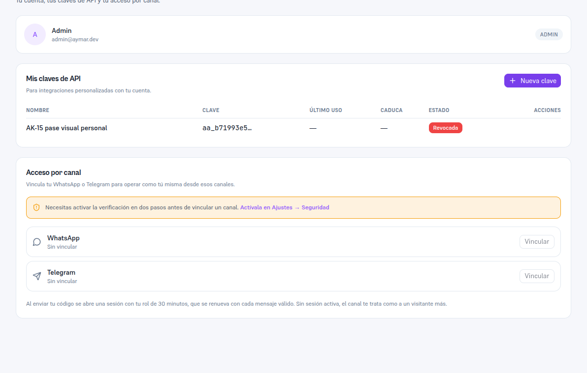 Pantalla Perfil con el panel Mis claves de API y, debajo, el panel Acceso por canal mostrando el aviso «Necesitas activar la verificación en dos pasos antes de vincular un canal. Actívala en Ajustes → Seguridad» y los botones Vincular de WhatsApp y Telegram deshabilitados