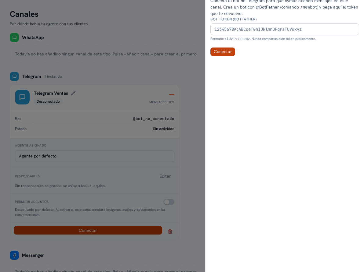 Panel «Conectar Telegram» de un canal recién creado: instrucciones para crear el bot con @BotFather (comando /newbot), el texto «Conecta tu bot de Telegram para que tu asistente atienda mensajes en este canal», el campo «Bot token (BotFather)» con el formato de ejemplo id, la advertencia de no compartir el token públicamente y el botón Conectar