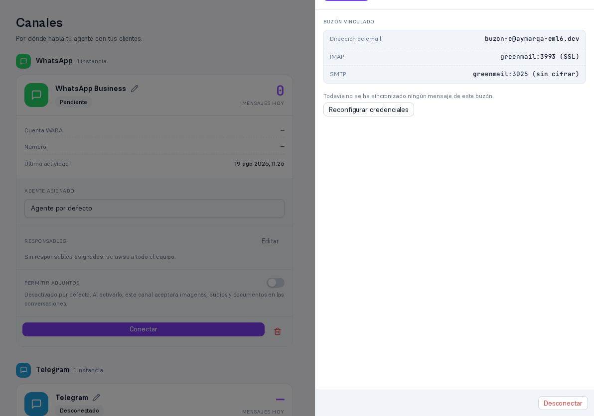 Panel Email en estado Conectado con el resumen Buzón vinculado: Dirección de email, IMAP servidor (SSL), SMTP servidor (sin cifrar), el aviso «Todavía no se ha sincronizado ningún mensaje de este buzón», el botón Reconfigurar credenciales arriba y el botón Desconectar en el pie