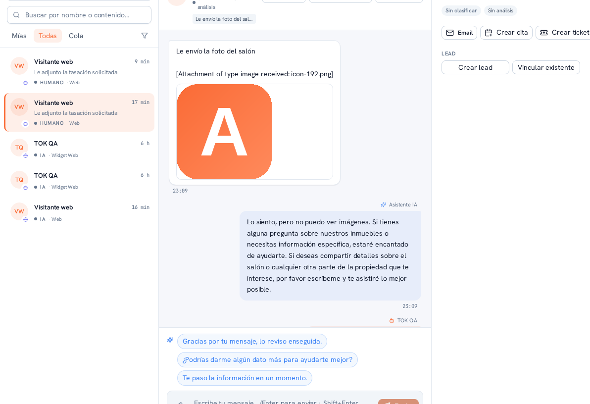 Conversación ya tomada por un operador, en modo Humano, con los botones Asignar, Devolver a IA y Resolver arriba de la cabecera, un adjunto de imagen enviado por el visitante en el hilo, y en el panel derecho los botones Email, Crear cita, Crear ticket y, bajo el epígrafe Lead, Crear lead y Vincular existente