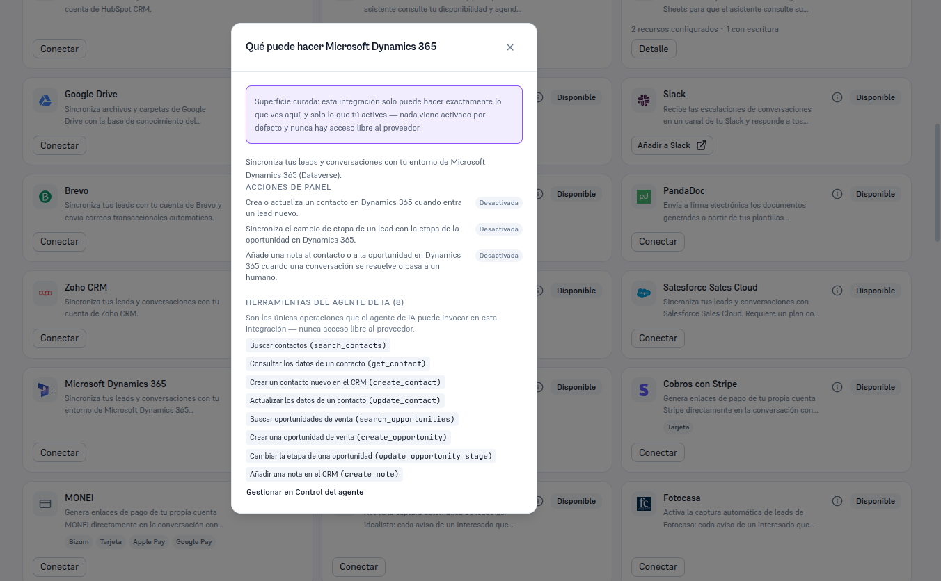 Panel «Qué puede hacer Microsoft Dynamics 365» con el aviso de superficie curada, las tres acciones de panel en estado Desactivada, y las ocho herramientas del agente de IA (search_contacts, get_contact, create_contact, update_contact, search_opportunities, create_opportunity, update_opportunity_stage, create_note) con el enlace Gestionar en Control del agente