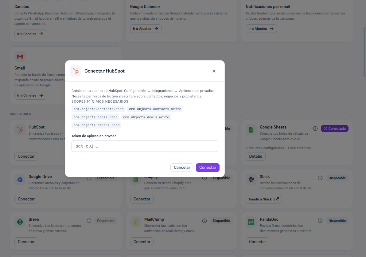 Modal «Conectar HubSpot» con la instrucción de crearlo en Configuración → Integraciones → Aplicaciones privadas de HubSpot, los cinco scopes mínimos necesarios (crm.objects.contacts.read, crm.objects.contacts.write, crm.objects.deals.read, crm.objects.deals.write, crm.objects.owners.read), el campo Token de aplicación privada con el placeholder pat-eu1-… y los botones Cancelar y Conectar