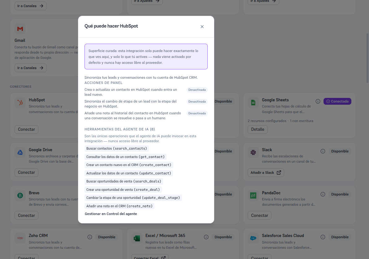 Panel «Qué puede hacer HubSpot» con el aviso de superficie curada, las tres acciones de panel en estado Desactivada, y las ocho herramientas del agente de IA (search_contacts, get_contact, create_contact, update_contact, search_deals, create_deal, update_deal_stage, create_note) con el enlace Gestionar en Control del agente