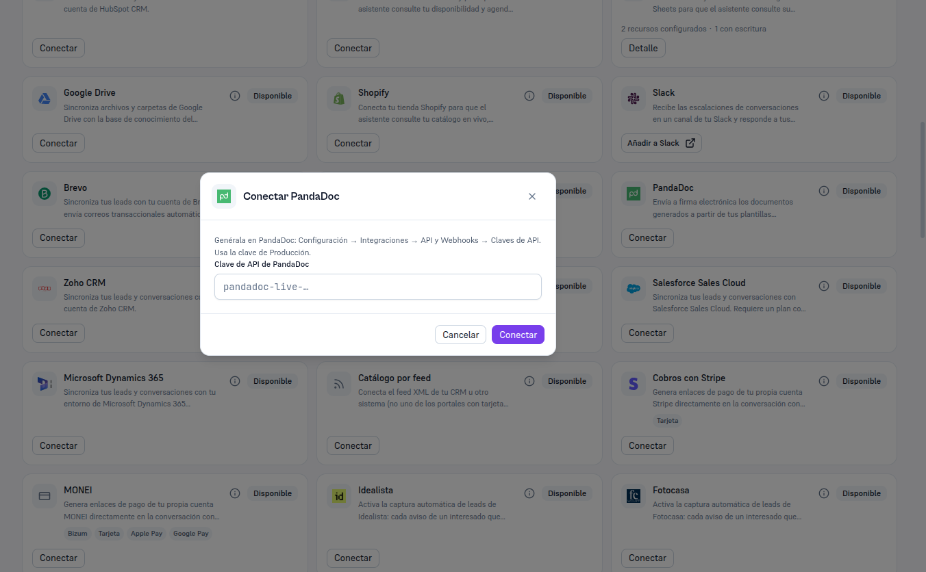 Modal «Conectar PandaDoc» con la instrucción de generarla en Configuración → Integraciones → API y Webhooks → Claves de API de PandaDoc usando la clave de Producción, el campo Clave de API de PandaDoc con el placeholder pandadoc-live-… y los botones Cancelar y Conectar