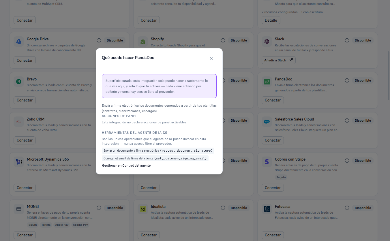 Panel «Qué puede hacer PandaDoc» con el aviso de superficie curada, el aviso de que esta integración no declara acciones de panel activables, y las dos herramientas del agente de IA (request_document_signature, set_customer_signing_email) con el enlace Gestionar en Control del agente