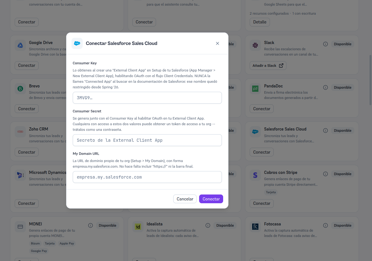 Modal «Conectar Salesforce Sales Cloud» con los campos Consumer Key, Consumer Secret y My Domain URL, cada uno con su texto de ayuda explicando dónde obtenerlo en Salesforce, y los botones Cancelar y Conectar