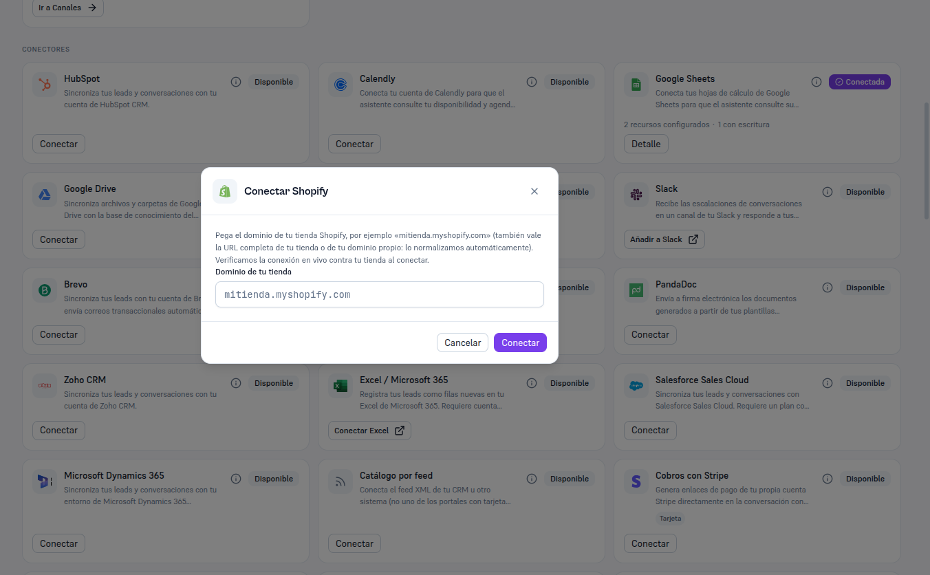 Modal «Conectar Shopify» con el campo Dominio de tu tienda, el texto de ayuda explicando el formato mitienda.myshopify.com y que se verifica la conexión en vivo al conectar, y los botones Cancelar y Conectar