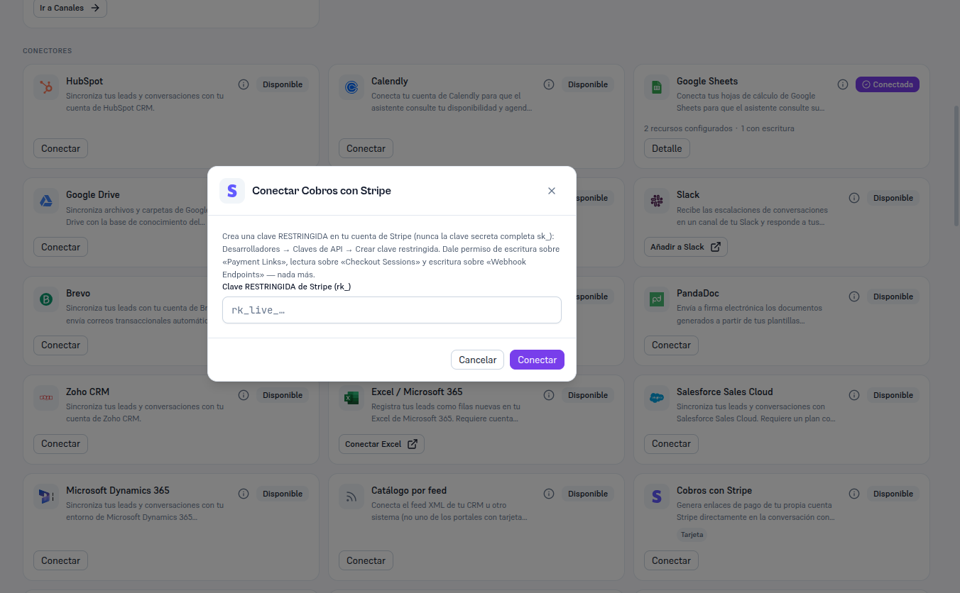 Modal «Conectar Cobros con Stripe» con la instrucción de crear una clave restringida en Desarrolladores → Claves de API de Stripe con permiso de escritura sobre Payment Links, lectura sobre Checkout Sessions y escritura sobre Webhook Endpoints, el campo Clave RESTRINGIDA de Stripe y los botones Cancelar y Conectar