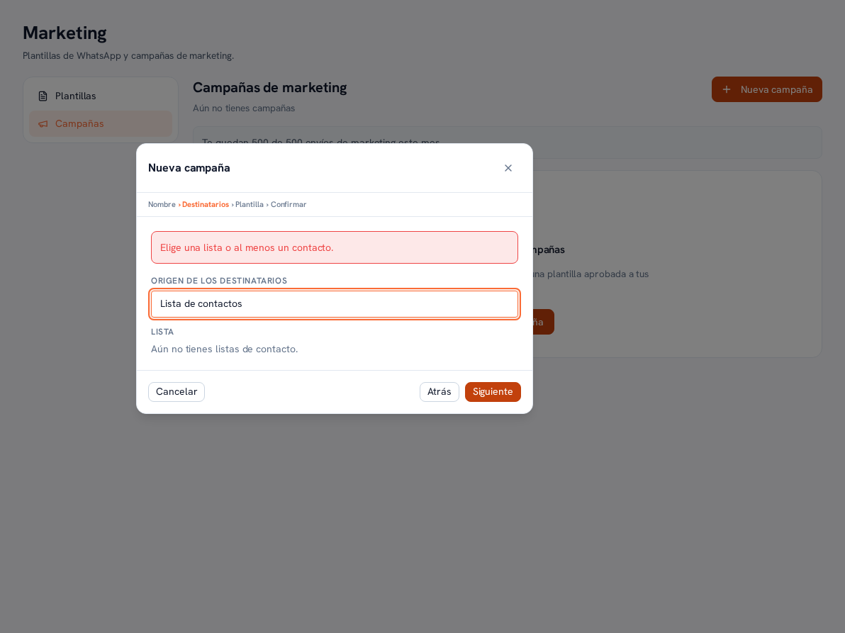 Paso 2, Destinatarios, del asistente Nueva campaña con la miga de pan Nombre › Destinatarios › Plantilla › Confirmar, el aviso de validación en rojo «Elige una lista o al menos un contacto», el campo Origen de los destinatarios en Lista de contactos con el foco activo, y debajo el texto «Aún no tienes listas de contacto»